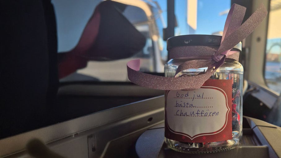 En bild på en godisburk med rosa julrosett