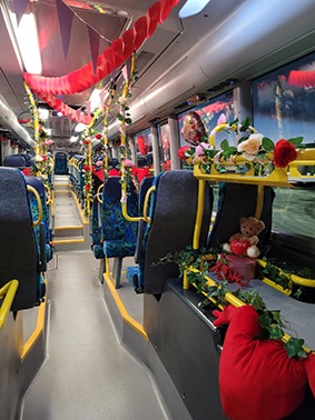 Kärlekspyntad buss