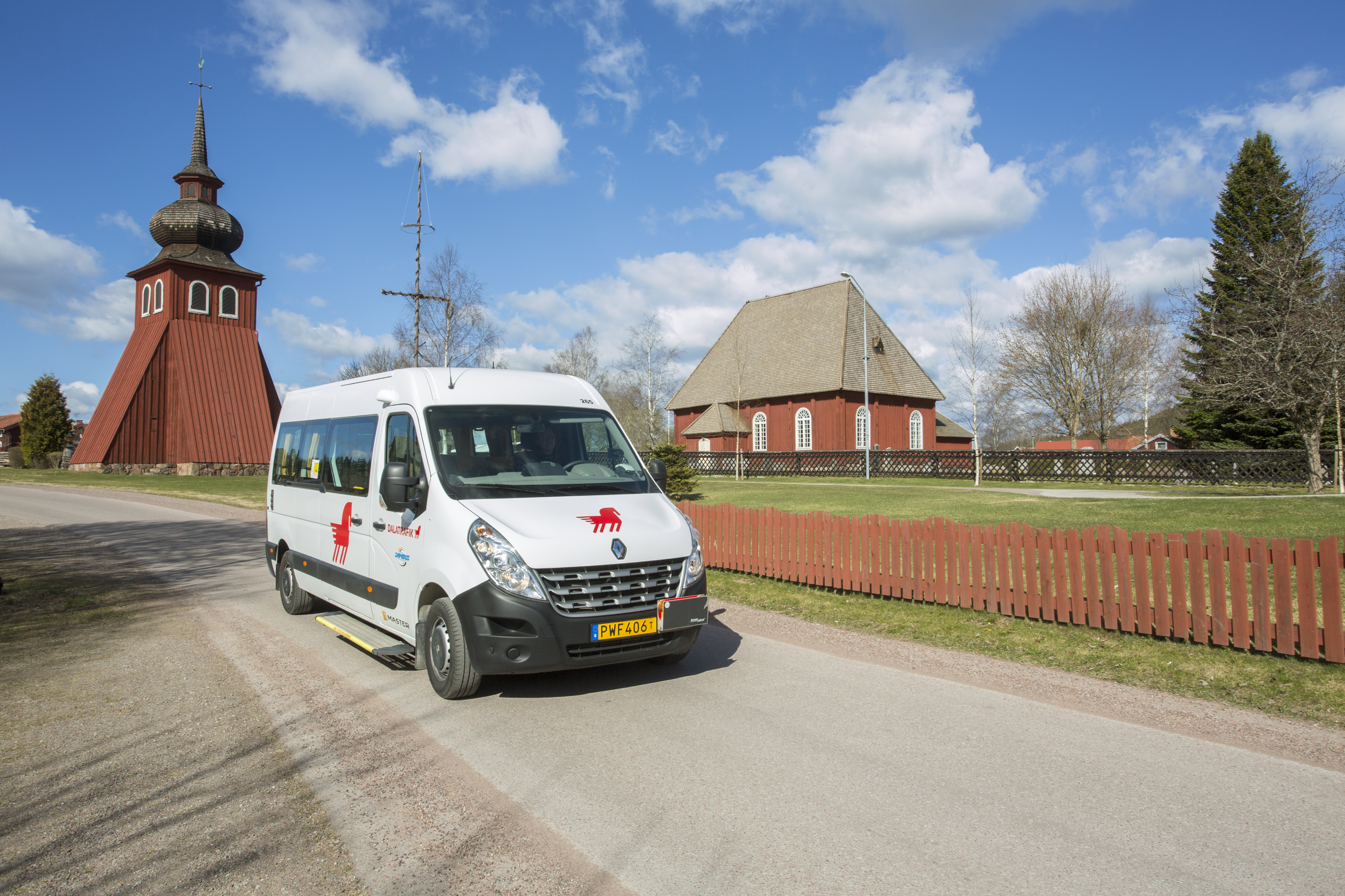 Taxibil vid kyrka