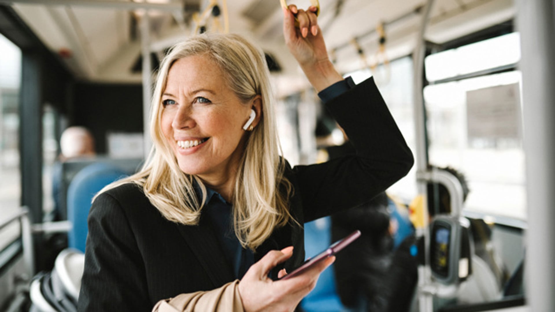 Kvinna ombord i kollektivtrafiken